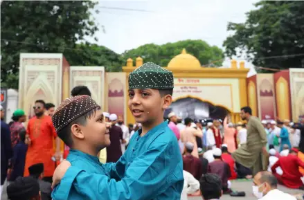  ?? Photos XINHUA/VNA ?? JOYOUS OCCASION: Two boys hug each other after Eid al-fitr prayers at a masjid in Dhaka, Bangladesh.