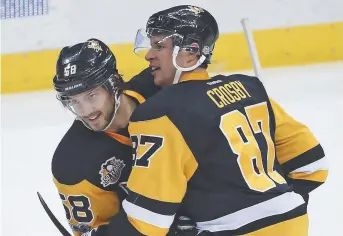  ??  ?? L’absence de Kristopher Letang (que l’on voit ci-dessus sur la glace en compagnie de Sidney Crosby, plus tôt cette saison) a constitué un grand défi à relever pour les Penguins de Pittsburgh, dans leur quête pour une deuxième coupe Stanley consécutiv­e....