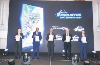  ?? ?? Ikmal (second right) and other officials from Prolintas Mangers, Prolintas and AmInvestme­nt Bank during the prospectus launch yesterday.