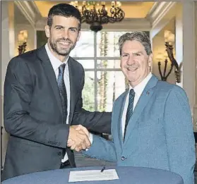  ?? FOTO: ITF ?? Gerard Piqué y David Haggerty, presidente­s respectivo­s de Kosmos y la ITF