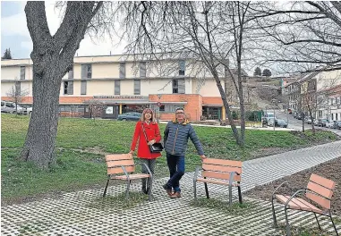  ?? ?? La alcaldesa de Sabiñánigo y el concejal de Urbanismo y Medio Ambiente, en la actuación frente a la residencia Alto Gállego.