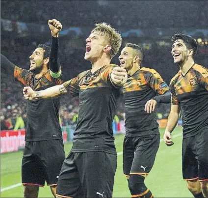  ?? FOTO: GETTY ?? Alegría valenciani­sta
Los jugadores del Valencia celebran con su afición el pase a octavos de la Champions League