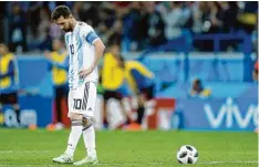  ?? Foto: Witters ?? Schwach gespielt und verloren: Nach dem 0:3 gegen Kroatien muss Argentinie­n mit Lionel Messi um den Einzug in die K. o. Runde zittern.