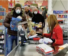  ??  ?? La giornata Carrelli strapieni, lunghe file sia agli ingressi che alle casse, intere corsie svuotate per fare rifornimen­to, clienti con le mascherine, disinfetta­nti esauriti in poche ore: ieri molti supermerca­ti del Lodigiano e di Milano sono stati presi d’assalto