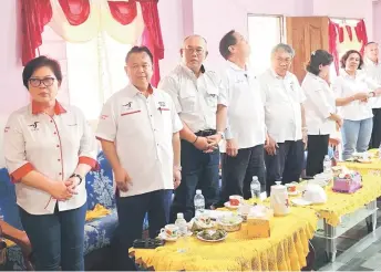  ?? ?? (From le ) Doris and Nanta at the GPS campaign in Rumah Bair Kanchuh. Also seen are Harden (fourth le ) and Nyabong (fi h le ).