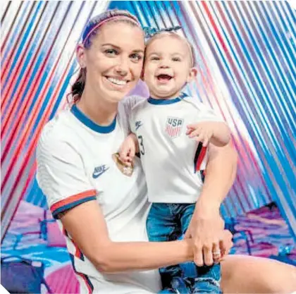  ??  ?? La futbolista Alex Morgan, junto a su hija Charlie, podrán estar juntas en Tokio 2020+1.