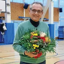  ?? FOTOS (2): HARTMUT KRUSE ?? Winfried Simmat aus Weimar wurde für sein Lebenswerk im Zeichen des Sports ausgezeich­net.