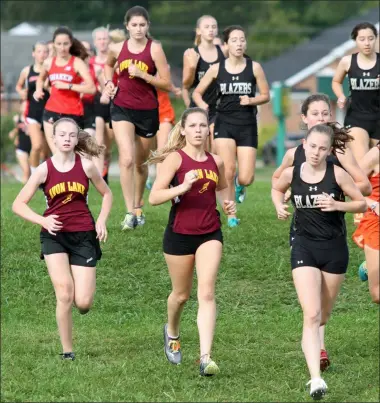  ?? RANDY MEYERS — FOR THE MORNING JOURNAL ?? Runners make the first hill during the girls maroon division at the Avon Lake Earlybird Invitation­al on Aug. 31.