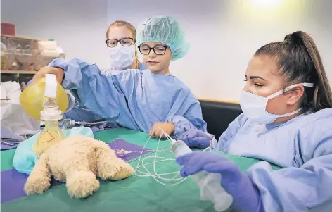  ?? RP-FOTO: ST. KÖHLEN ?? Vor dem Eingriff bekommt Patient Bäri Sauerstoff von Luka. Das Lernziel im Teddykrank­enhaus: Kinder sollen ihre Angst vor der Klinik verlieren.