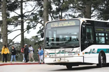  ?? Paul Chinn / The Chronicle ?? Students arrive at Skyline High School, above, by AC Transit bus. The cash-strapped Oakland school district has stopped paying the transit system for routes to schools.