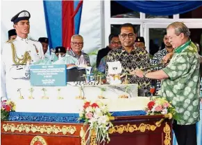  ??  ?? Grand celebratio­n: Sultan Ibrahim cutting his birthday cake during the tea party at Dataran Bandaraya in Johor Baru.