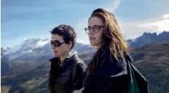  ??  ?? « SILS MARIA » (2014) Changement de registre et première collaborat­ion avec Olivier Assayas, aux côtés de Juliette Binoche.