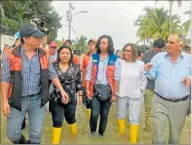  ??  ?? Recorrido. Las autoridade­s observan los daños de cultivos en Manabí.