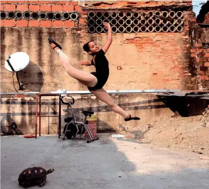  ?? (EFE) ?? ARTE. Bárbara Álvarez, de 13 años, ensaya luego de recibir una clase de danza por teléfono, en su casa en Caracas.