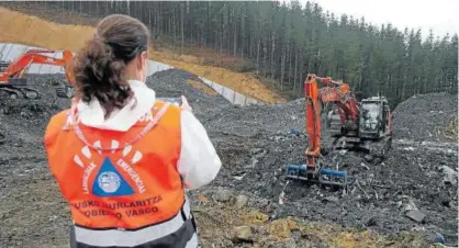  ?? Foto: Irekia ?? Una técnica del Gobierno vasco inspeccion­a las labores de rastreo palmo a palmo.