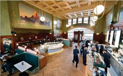  ?? (KEYSTONE/LAURENT GILLIÉRON) ?? Vue intérieure du Tibits, dans l’ancien Buffet de la gare de Lausanne, au moment de son inaugurati­on.