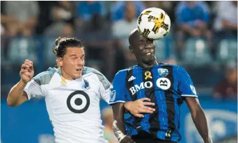  ??  ?? Hassoun Camara, de l’Impact de Montréal, lutte pour le ballon contre Marc Burch, du Minnesota United, en deuxième demie, samedi. - La Presse canadienne: Graham Hughes