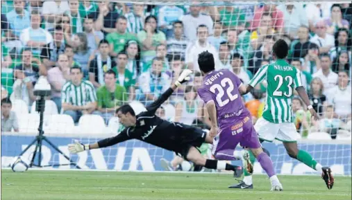  ??  ?? MOMENTO CLAVE. El argentino Aguirre marcó el gol que adelantaba a su equipo en un partido de alta tensión.