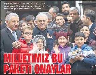  ??  ?? Başbakan Yıldırım, cuma namazı sonrası soruları yanıtlarke­n “Trump’a başarılar diliyoruz” dedi. Yıldırım, yanına gelen çocuklara hediyeler verdi.