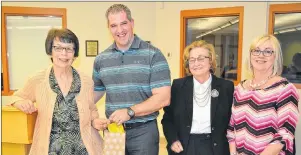  ?? ERIC MCCARTHY/ JOURNAL PIONEER ?? Paul Young, administra­tor of Community Hospitals West, receives a gift of appreciati­on during the annual meeting of the O’Leary Community Health Foundation. Thanking him for the work he does for health care are executive members, from left, Eva...