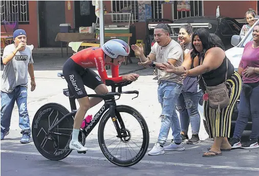  ?? ?? Triunfo. La ciclista chilena Aranza Villalón es animada por aficionado­s a su llegada a la meta en la localidad de San Luis Talpa.