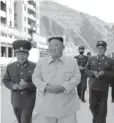  ?? FOTO: AP ?? > Kim Jong Un presentó su misil el sábado.