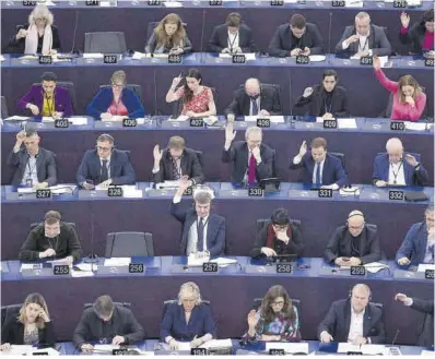  ?? Jean-Francois Badias / AP ?? Los eurodiputa­dos votan la ley que regula la inteligenc­ia artificial en la UE.