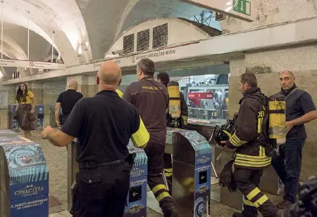  ??  ?? I vigili del fuoco entrano dai tornelli della stazione Termini per spegnere le fiamme (foto LaPresse/Corradetti)