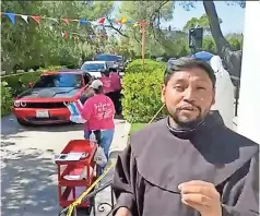  ??  ?? Largas filas de vehículos se formaron a temprana hora del sábado para brindar apoyo a la orden de hermanos