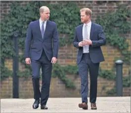  ?? / GETTY ?? Los príncipes Guillermo y Enrique, en julio en Kensington.