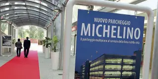  ??  ?? Aperto nel 2009 e costato cinquanta milioni, il parcheggio di via Michelino si è rivelato un fallimento: i ricavi sono stati del 77% inferiori alle attese