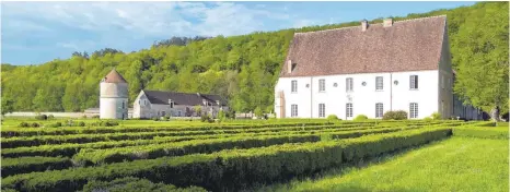  ?? FOTOS: AUGUSTIN ?? Die Abtei von Reigny zählt zu den ungewöhnli­chen Orten im Norden Burgunds. Wo einst Mönche nächtigten, schlafen heute Touristen.