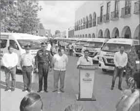  ??  ?? Arriba, el gobernador Mauricio Vila Dosal en la entrega de las 47 ambulancia­s de traslado a 35 alcaldes de la zona oriente. A la derecha, el papeleo para recibir las unidades en el Palacio Municipal de Valladolid