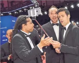  ?? GETTY IMAGES ?? Novak Djokovic takes a selfie during the Laureus awards ceremony.