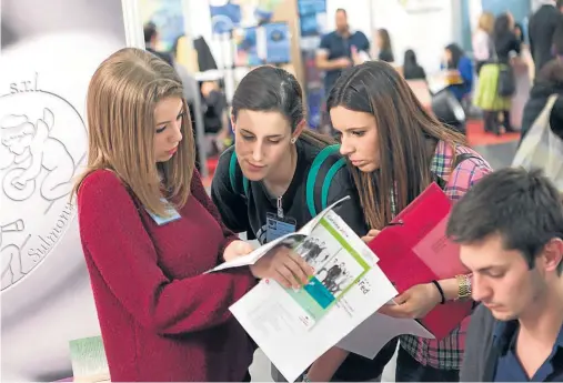  ??  ?? Los jóvenes buscan las mejores vías para aprender un idioma, desde realizar cursos intensivos, pasar un año en el extranjero o estudiar en casa del profesor.
FB