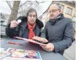  ?? FOTO: DPA ?? SPD-Landeschef Andreas Stoch sammelt in Stuttgart Unterschri­ften für das Volksbegeh­ren.