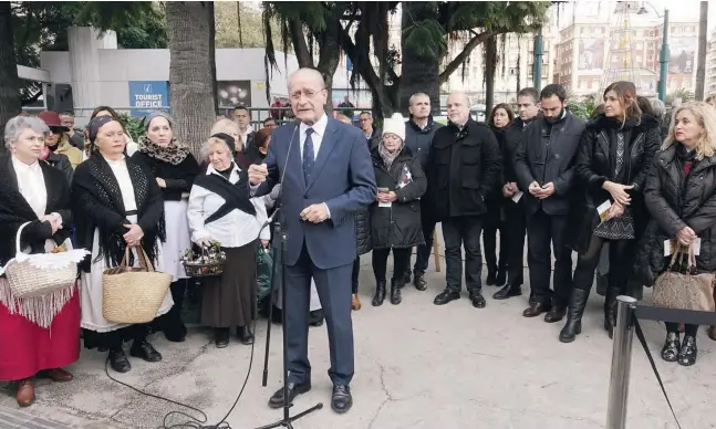  ?? Fotos: Rathaus (3)/Nicolas Hock /4) ?? Bürgermeis­ter Francisco de la Torre enthüllte auf der Plaza Poeta Alfonso Canales eine Gedenkplak­ette.