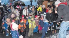  ?? FOTO: ALOIS GROSS ?? Pfarrer Matthias Figel erzählt den Kindern bei der Eröffnung des Adventsmar­kts vom Lebendigen Adventskal­ender.