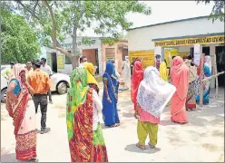  ?? HT PHOTO ?? Voters following distancing while they wait for their turn at a polling booth in Bulandshah­r .