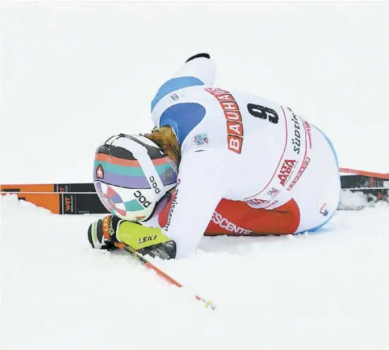  ?? PHOTO D’ARCHIVES AFP ?? Le Suisse Marco Odermatt s’est gravement blessé lors de la descente de dimanche dernier à Alta Badia et a dû se faire opérer lundi.