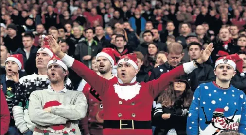  ??  ?? EXPECTACIÓ­N. Los seguidores ingleses llenan los campos de la Premier en los partidos programado­s en Navidad.