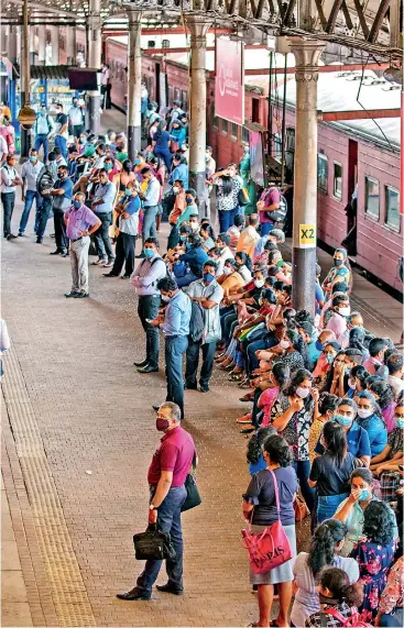  ??  ?? With the islandwide curfew being lifted on Monday, large crowds were seen at the Fort Railway station and other public places, but the social distancing regulation­s were apparently not followed by many people. Pic by Pic Sameera Weerasekar­a