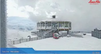  ?? SCREENSHOT/WEBCAM BERGFEX ?? Das Drehrestau­rant Allalin auf 3500 m ü. M. war gestern schneebede­ckt.