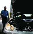  ?? Foto: Julian Stratensch­ulte, dpa ?? Die Daimler Dieselmoto­ren sollen nun genauer untersucht werden. Der Auto bauer bestreitet aber, manipulier­t zu ha ben.
