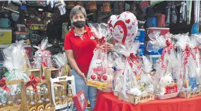  ??  ?? Irma Pereira tiene su local de regalos para los enamorados sobre la calle Tte. Fariña, en la zona del Mercado 4.