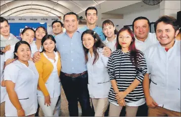  ??  ?? El alcalde de Mérida, Renán Barrera Concha, posa con un grupo de jóvenes estudiante­s en la Universida­d Privada de la Península