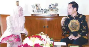  ??  ?? ... Deputy Prime Minister Datuk Seri Dr Wan Azizah Wan Ismail speaking with Indonesian President Joko Widodo during her visit to Istana Bogor in West Jawa yesterday. The two leaders discussed various matters concerning bilateral ties.