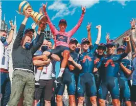  ?? / AFP ?? El equipo Ineos, clave para el triunfo del colombiano en el Giro.