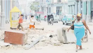  ?? El nuevo día / benjamín morales meléndez ?? Las calles de La Habana ayer volvieron a llenarse de gente una vez bajaron las inundacion­es.