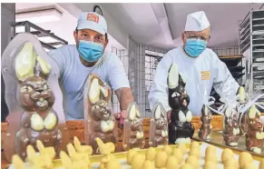  ?? FOTO: NORBERT
PRÜMEN ?? Karl-Heinz und
Heinrich Stevens (vl.) backen in ihrer Bäckerei zu Ostern zahlreiche Lämmer und produziere­n Schokooste­rhasen und Marzipanei­er.